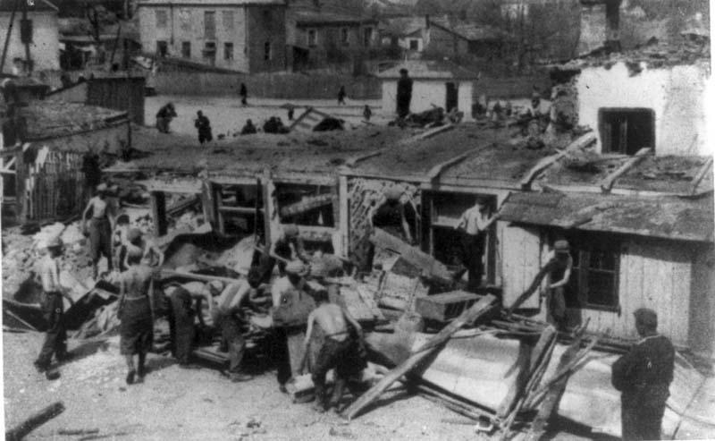 На фотографії: Грабежі єврейського майна після акції