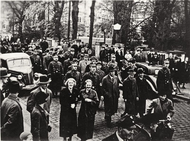 Бамберг, Німеччина, 1938. Поліція супроводжує заарештованих євреїв після Кришталевої ночі