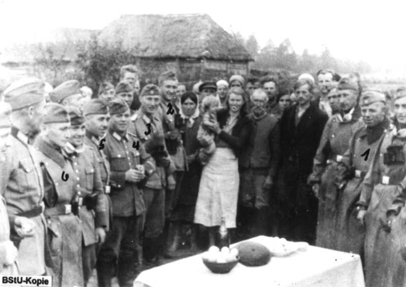 Україна, 1942. Німці серед місцевих жителів