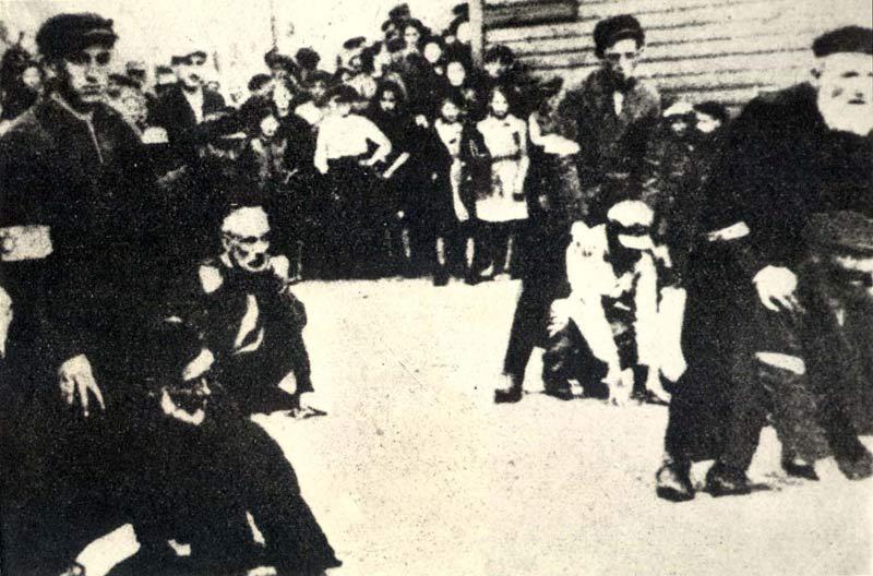 На фотографії: Мінськ-Маковецький, Польща, 1941. Знущання з євреїв на очах у місцевих жителів