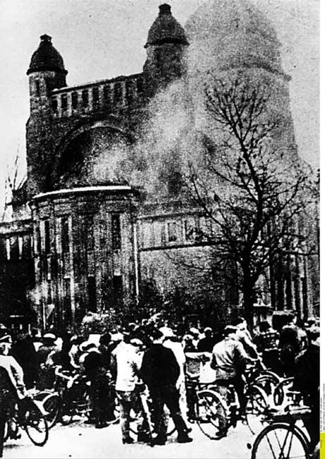 На фотографії: Бамберг, Німеччина, 1938, палаюча синагога, ранок після «Кришталевої ночі»