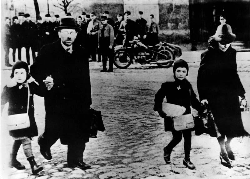 На фотографії: Мемель (Клайпеда), Литва. 22/03/1930. Німецька родина покидає місто після захоплення його німцями