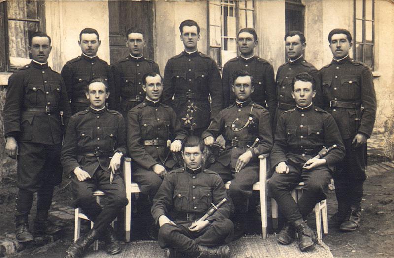 Shlomo Ullmannn (assis, deuxième en partant de la gauche) dans son uniforme tchèque, avant la guerre