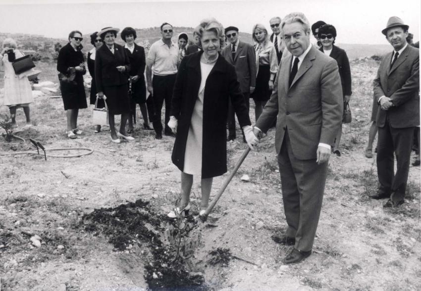 קמיל ארנסט עם אשתו בטקס נטיעת העץ ביד ושם, 7 במאי 1972