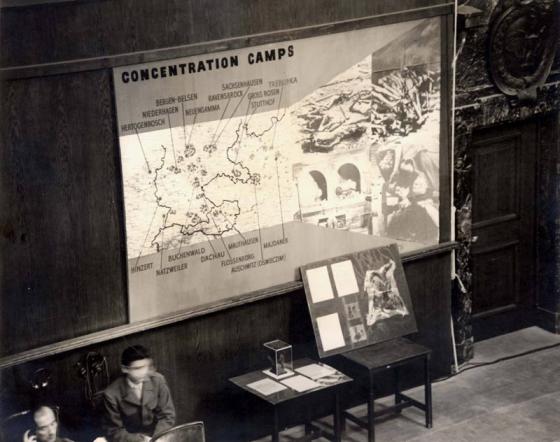 Mapa de los campos de concentración en Europa y fotografías de los campos durante los juicios de Nuremberg