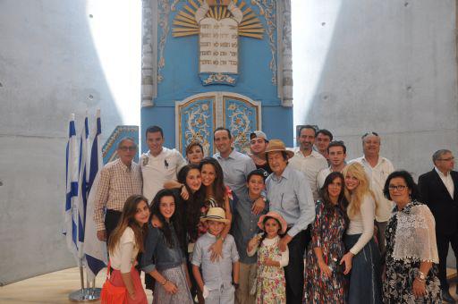 La familia Cattan de México durante su visita a Yad Vashem en ocasión del Bar Mitzva de Alan (Centro), acompañados por la Sra. Perla Hazan.
