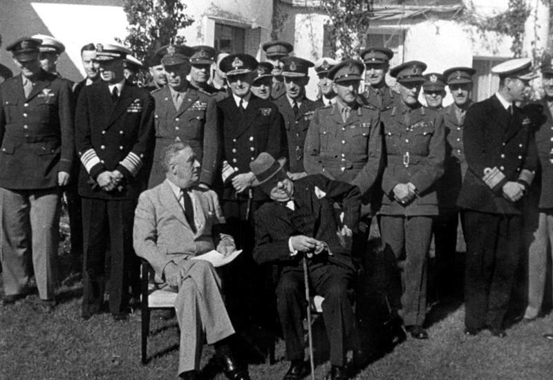 רוזוולט וצ'רצ'יל בועידה עם שלישיהם, קזבלנקה, מרוקו, ינואר 1943
