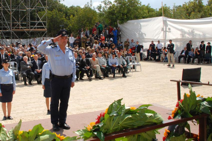Police Commissioner Major General Dudi Cohen lays a wreath during the ceremony