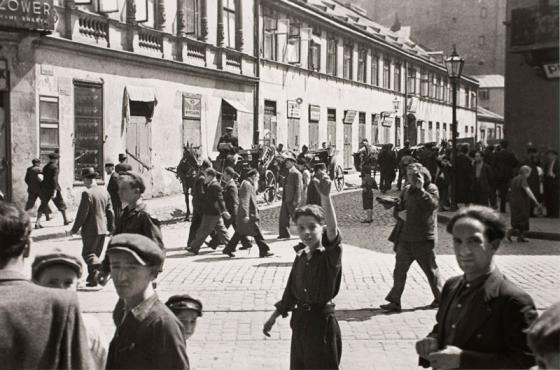 [Una calle judía de Varsovia durante el sábado, las tiendas están cerradas], ca. 1935-38