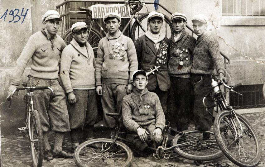 משה צוקרמן (שלישי מימין) בין חבריו רוכבי האופניים של אגודת הספורט בר כוכבא בלודז', 1924