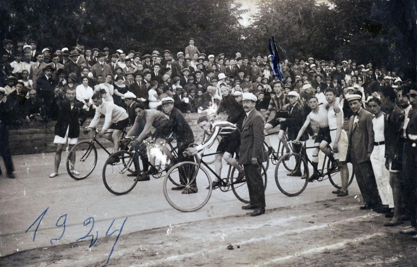 Moshé Cukierman (señalado en azul) y otros ciclistas del club deportivo Bar Kochba en la línea de partida, Łódź, 1924