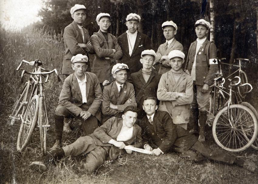 Ciclistas del equipo del club deportivo Bar Kochba, Łódź, 1926. Moshé Cukierman está de pie a la derecha