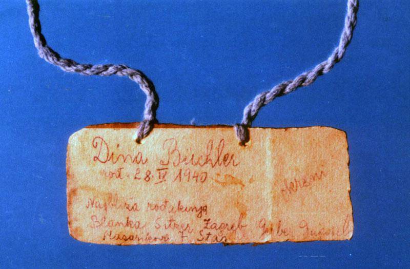 На медальоне написано: «Дина Бюхлер, род. 28.IV.1940, ближайшая родственница Бланка Зитцер…»