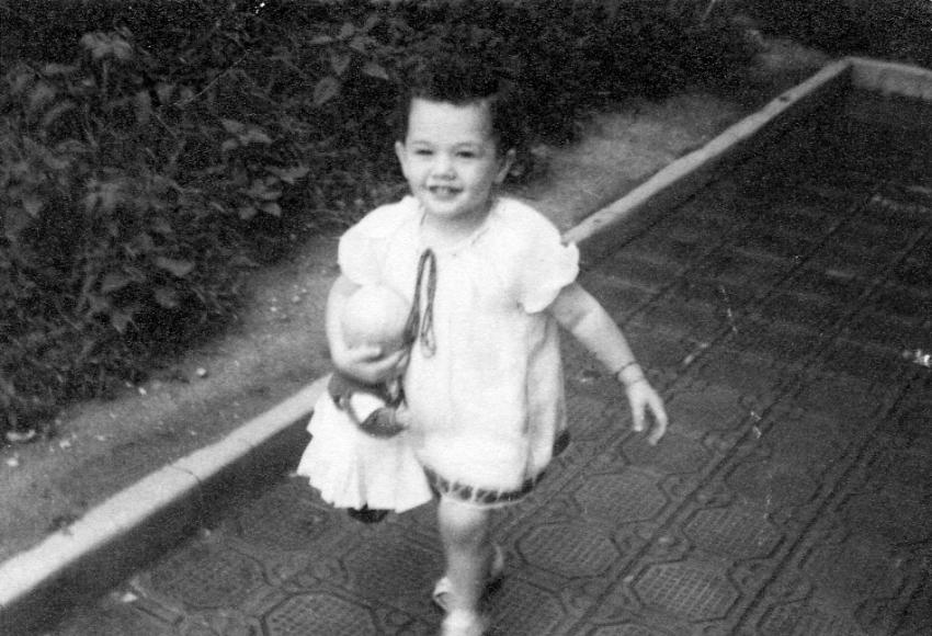 Lola Hassid a los dos años con su muñeca. Salónica 1939