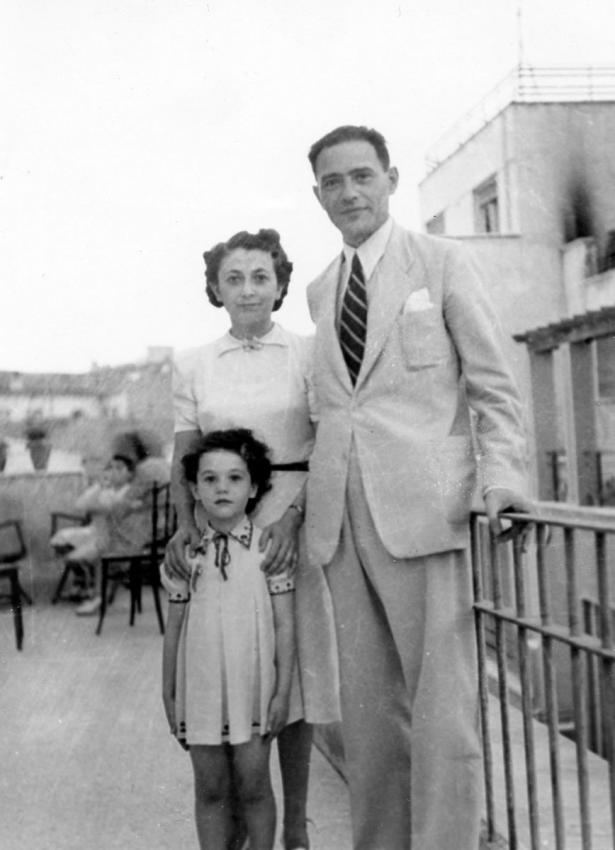 Salomón y Esther Hassid con su hija Lola, Atenas, 1943