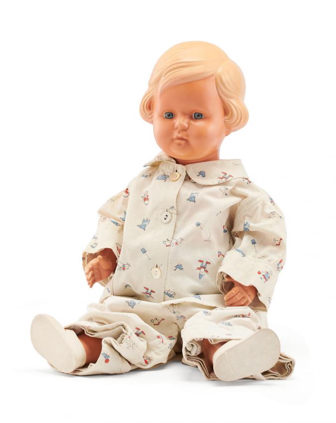 Lores Puppe Inge in demselben Pyjama, den die kleine Lore in der Pogromnacht im Versteck trug