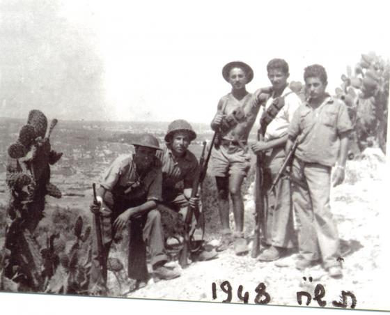 Hativat “Yiftach” of the Palmach during the Israeli War of Independence, 1948. Benjamin is in the middle