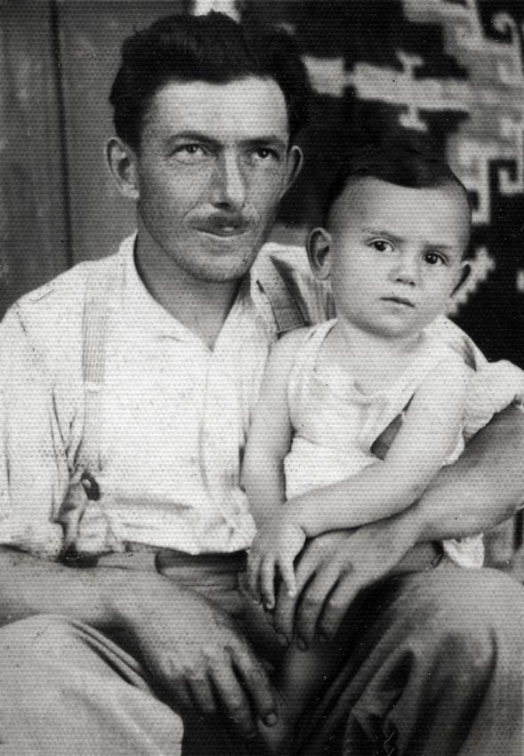 פנחס דרימר ובנו אמיל בגאלטי שברומניה, 1938-9.