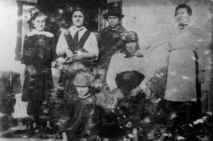The Drimer family in Bârsana, early 1920s.