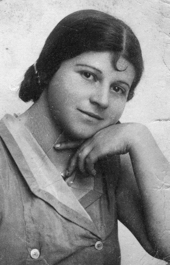 Lana-Leah, daughter of Sarah and Yaakov Forkash, before the war. Lana-Leah was murdered in the Holocaust