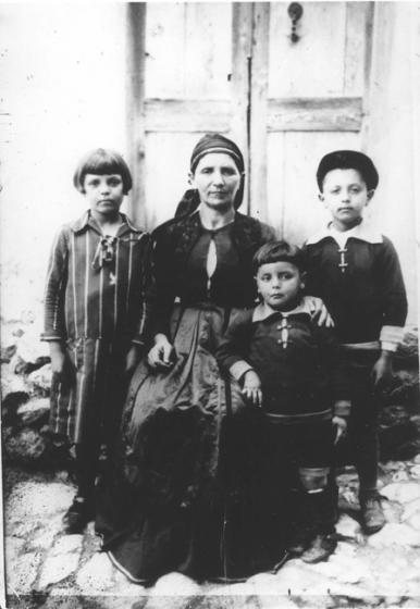 Familia Elyahu, antes de la guerra, Grecia