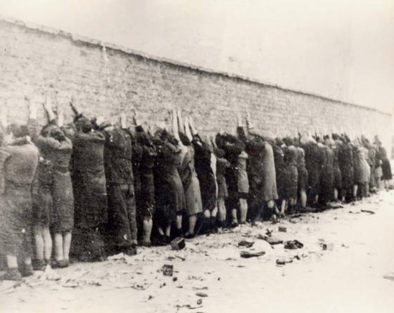 Fotografía de la ejecución de judíos por los nazis – presentada como testimonio durante los juicios de Nuremberg
