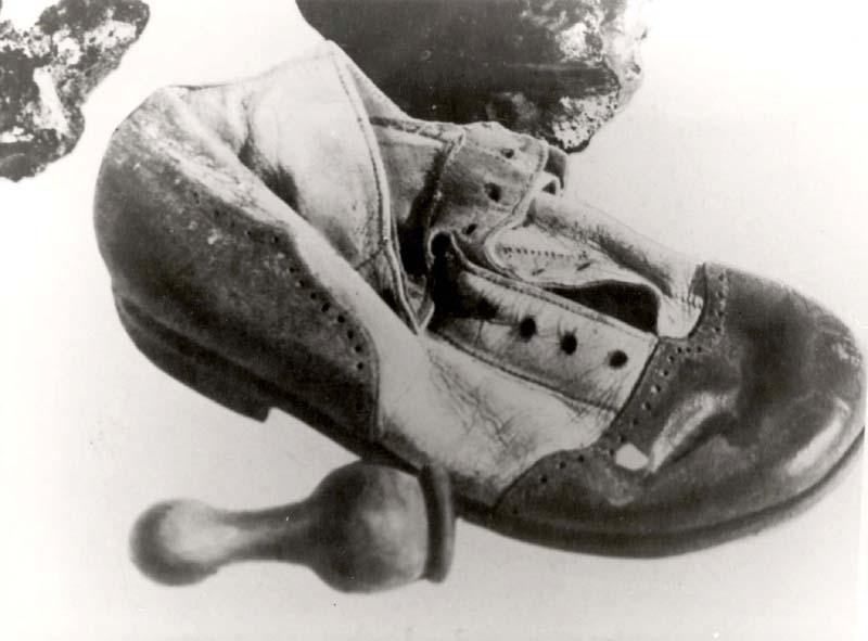 受害者遗物中发现的童鞋和一枚象棋棋子，波兰特雷布林卡