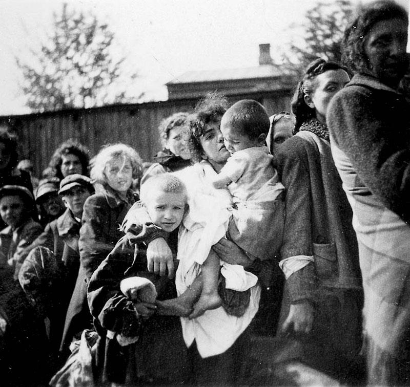1942年驱逐途中的妇女儿童，波兰希德沃维茨