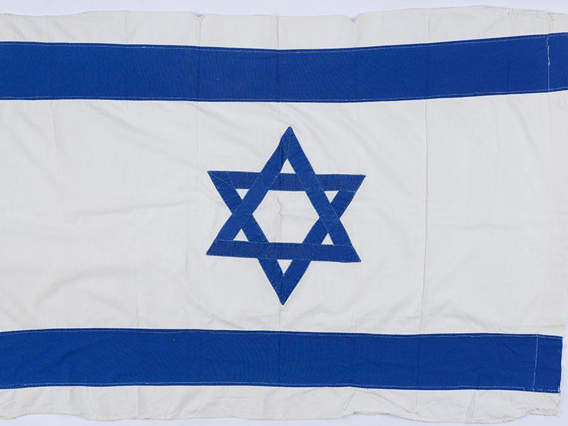 La bandera de Israel que Frieda y Moshé Katz confeccionaron en el campo de desplazados de Wetzlar