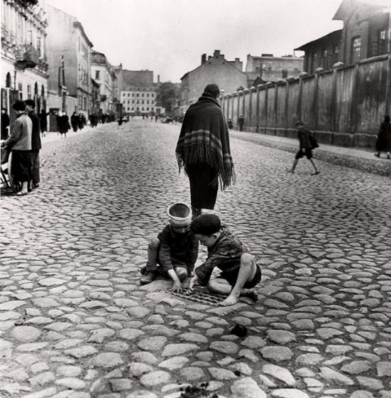 [Niños jugando en la calle, Baluty, Lodz o Varsovia]