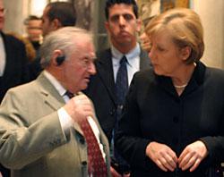 נח פלוג עם קנצלרית גרמניה, אנגלה מרקל, בסיור במוזיאון לתולדות השואה ביד ושם, בשנת 2006