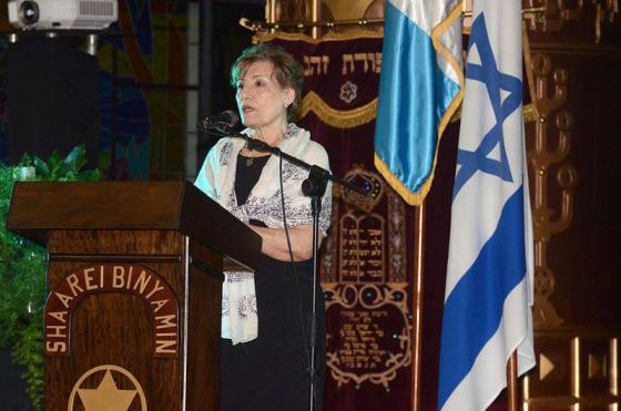 Frida Castellanos, hija del Justo de las Naciones hablando en la ceremonia en honor de su padre