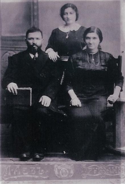 Cyra Fridberg and her Parents
