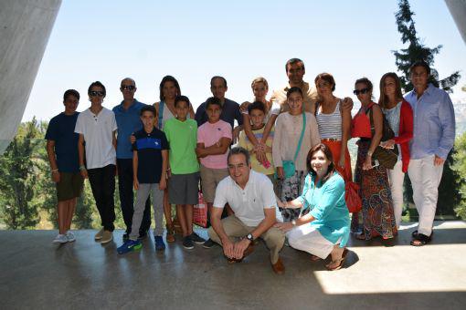 México. Karla y Rafael Galicot (abajo, cuarto y quinto izquierda) durante su visita a Yad Vashem, en ocasión de la celebración del Bar Mitzvá de su hijo José (centro, tercero izquierda). Agosto de 2014.