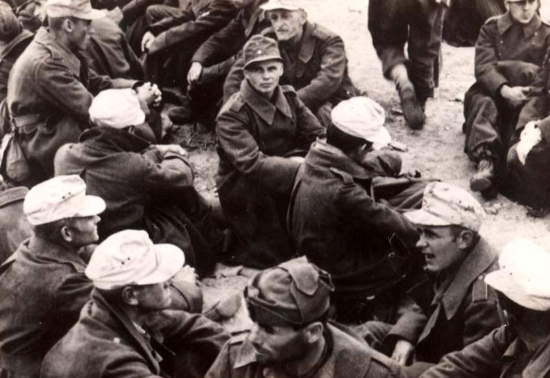 חיילים גרמנים ואיטלקים במחנה שבויים בריטי, בנגזי, לוב