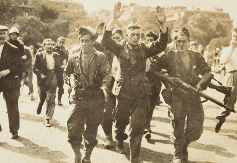 תצלום של חייל גרמני נכנע לחיילי בעלות הברית, אוגוסט 1944, צרפת