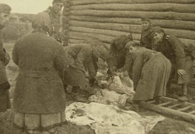 חיילים גרמנים כנראה מחרימים מזון מהאוכלוסיה המקומית, ברית המועצות.