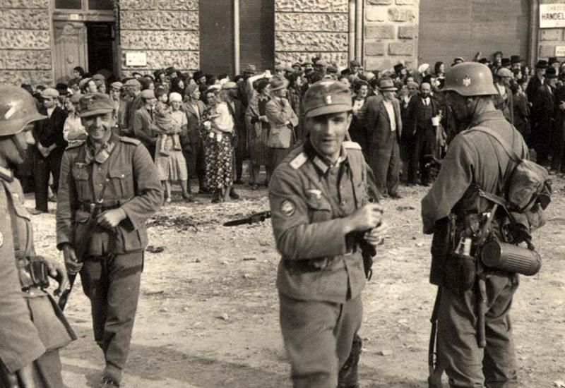 חיילים גרמנים שומרים על קבוצת יהודים, ספטמבר 1939. רימנוב, פולין.