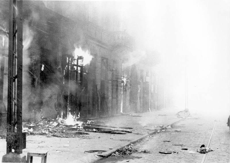 בניין בוער בעת דיכוי מרד גטו ורשה. 