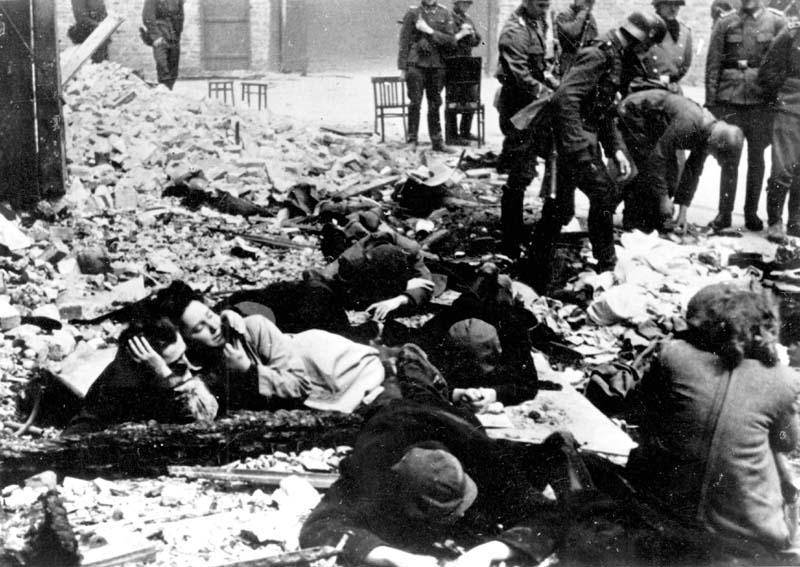 אנשי ס"ס מוציאים יהודים מבונקר בגטו בזמן המרד, לקוח מהאלבום של יירגן שטרופ, אפריל 1943.