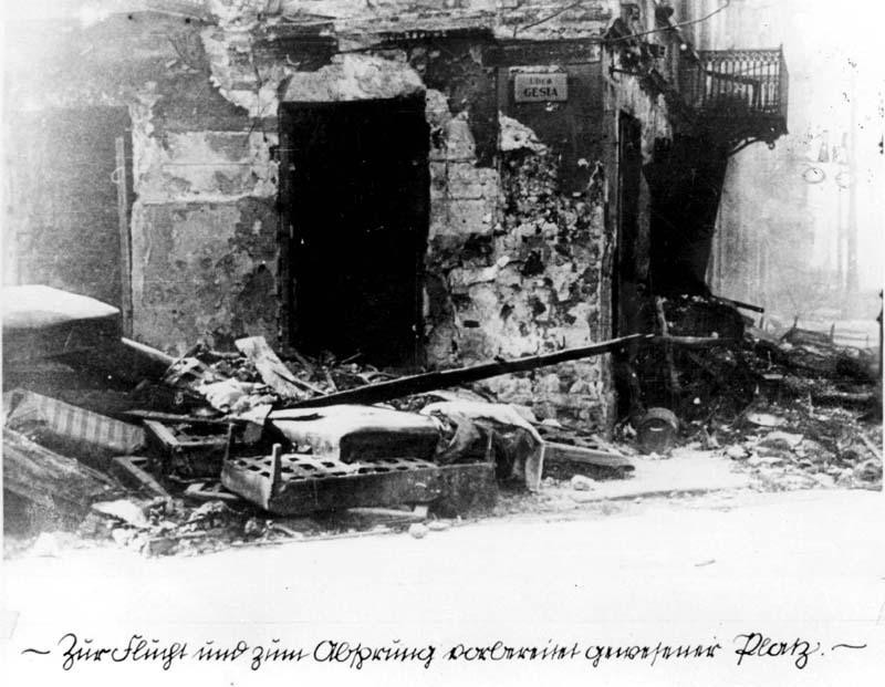 בונקר הרוס לאחר המרד בגטו ורשה, 1943.