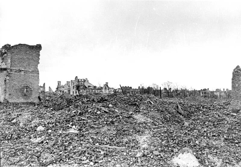 הריסות הגטו, 1945.