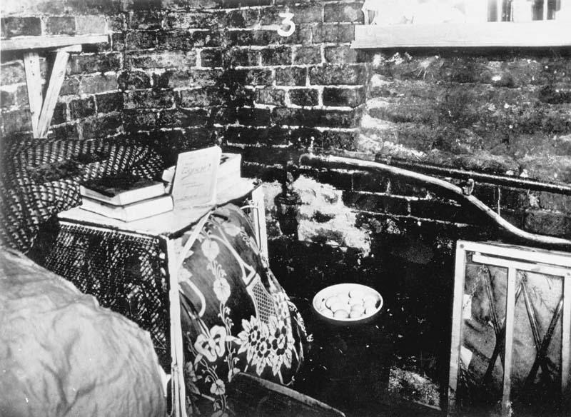 בונקר בו הסתתרו יהודים במהלך המרד בגטו ורשה, לקוח מהאלבום של יירגן שטרופ, ורשה 1943.