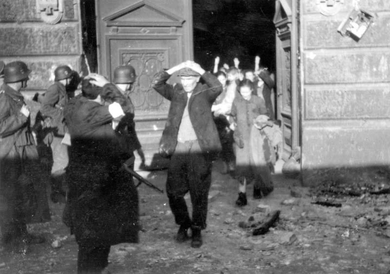 משפחות יהודיות נכנעות לחיילי וואפן-ס"ס במהלך דיכוי מרד גטו ורשה, 1943