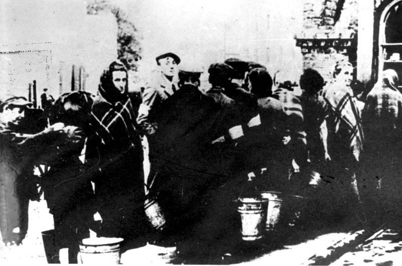 Евреи с ведрами в очереди за водой в Люблинском гетто