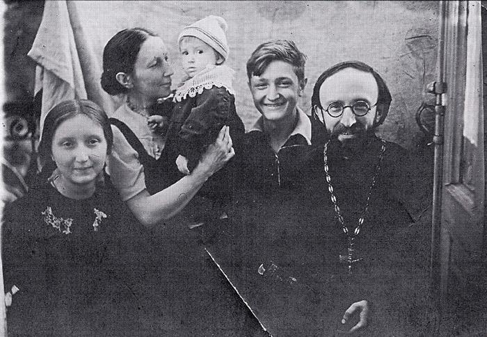 Слева направо: Магдалина, Татьяна Павловна, Маша, Николай и Алексей Александрович Глаголевы. Киев, 1944