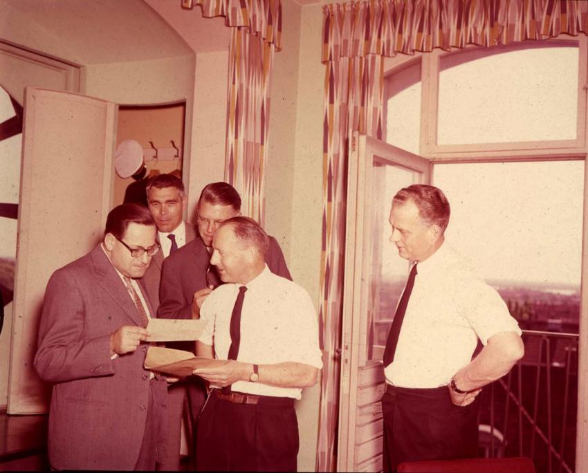 ישראל גליק במפגש במשטרת קופנהגן בקיץ 1963 עם השוטרים שהצילו את חייו. בתצלום: ישראל גליק (משמאל), השוטר ניבו פרדריקסון (ראשון מימין) והשוטר קניג (שני מימין)