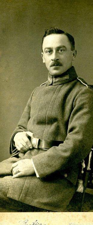 Le grand-père, Bertold Schweizer, pose en uniforme de soldat de la Première Guerre mondiale.