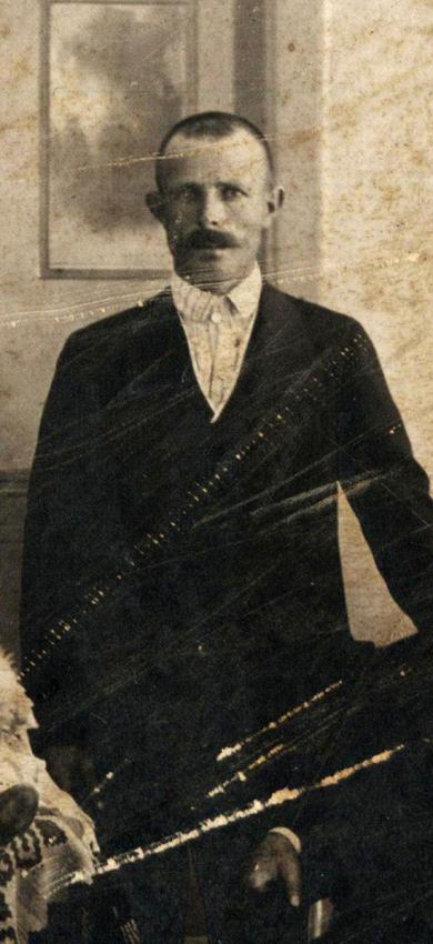 הקברן שטפן קולב (1886-1945) האחראי על תיעוד וקבורת הנספים במחנה ג'אקובו