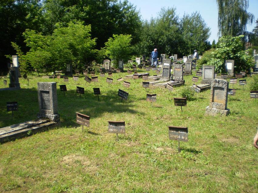 בית הקברות לפני החלפת לוחות המצבה, 2011